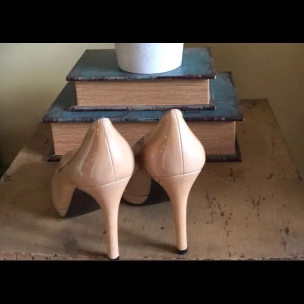 Stuart Weitzman Size 5.5 Cream Colored Heels - Picture 4 of 8